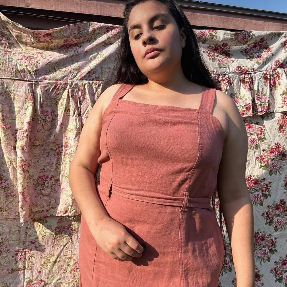 Muted pink linen pinafore dress - Picture 4 of 8